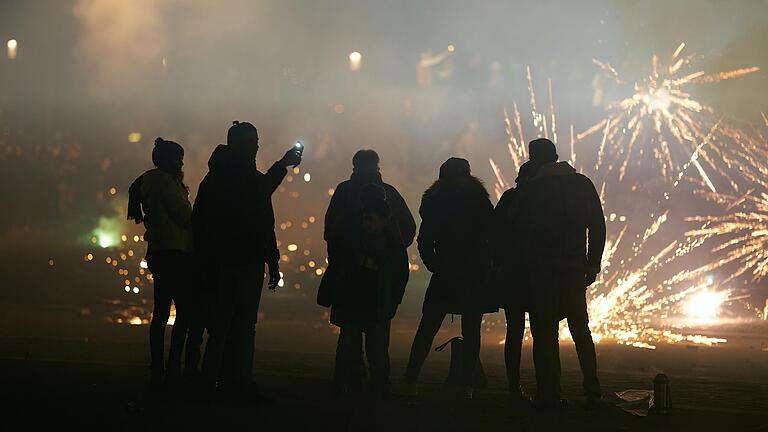 Solche Bilder sind diesmal zum von Corona geprägten Jahreswechsel unerwünscht. Seit wenigen Tagen steht es fest: An diesem Silvester gilt ein Verkaufsverbot für Feuerwerk in Bayern.