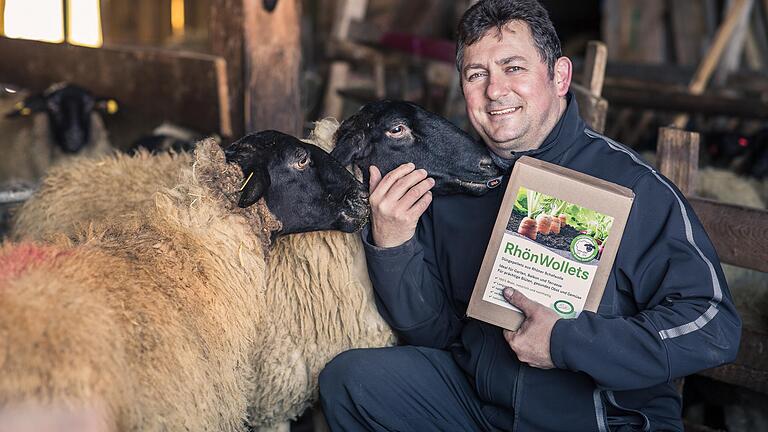 Klaus Keidel aus der Hessischen Rhön ist einer der Schäfer, deren Wolle künftig in Form von Düngepellets zu haben ist. Klaus Keidel aus der Hessischen Rhön ist einer der Schäfer, deren Wolle künftig in Form von Düngepellets zu haben ist.