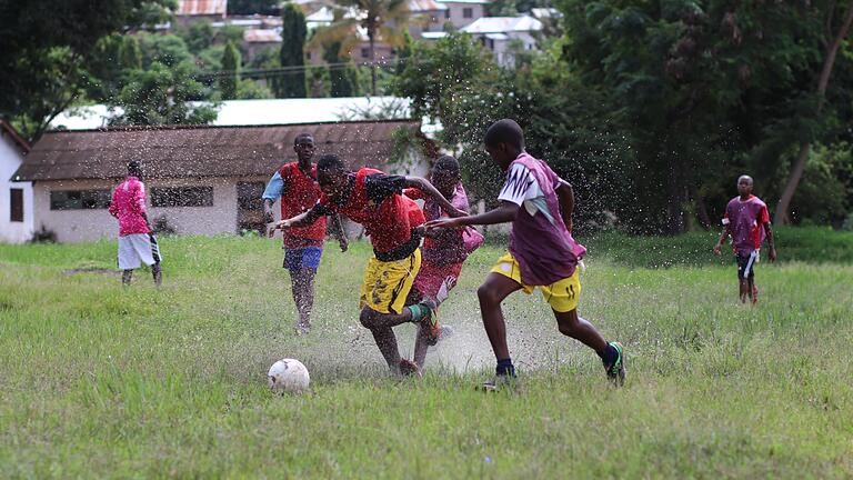 Der Verein 'Mein Ball - Dein Ball' unterstützt den Ausbau von Sportmöglichkeiten für Jugendliche in Mwanza. Für die Adventszeit ruft der Verein zu einem Spendenlauf auf.