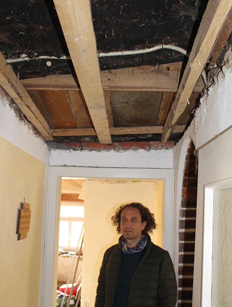 Die Decke im Bereich des Bads und des kleinen Flurs ist kohlschwarz. Für den Experten Andreas Steigerwald war der Befund schnell klar: In diesem Bereich befand sich früher eine Schwarzküche. Die Decke im Bereich des Bads und des kleinen Flurs ist kohlschwarz. Für den Experten Andreas Steigerwald war der Befund schnell klar: In diesem Bereich befand sich früher eine Schwarzküche.
