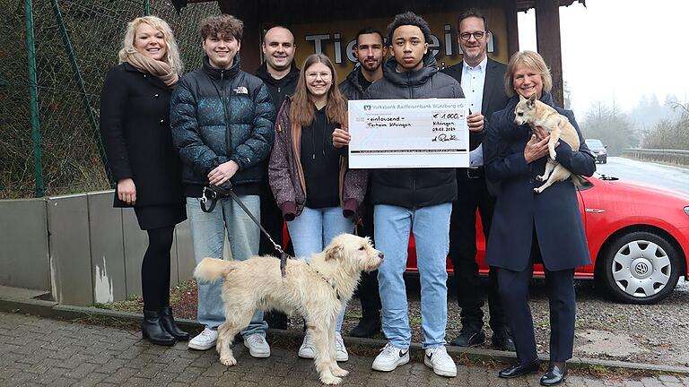 Das Foto zeigt (von links): Tina Günther (Finanzen Franken Guss), Azubi Jan Bauer, Markus Lenz (Ausbildung Franken Guss), die Azubis Celia Höntschke, Michael Sinn, Terrell Exume, Peter Grieb (2. Vorsitzender Tierschutzverein Kitzingen) und Annette Ramthun (Gesellschafterin) bei der symbolischen Scheckübergabe.