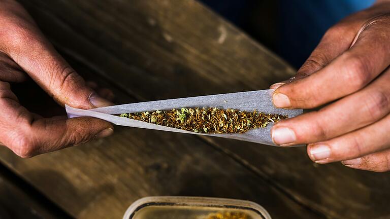 Im Landkreis Main-Spessart haben Polizei, Jugendamt und Gesundheitsamt mit dem Präventionsprogramm 'Cannabis - Quo Vadis' Schülerinnen und Schüler im Zuge der anstehenden Cannabis-Legalisierung aufgeklärt. Im Landkreis Main-Spessart haben Polizei, Jugendamt und Gesundheitsamt mit dem Präventionsprogramm 'Cannabis - Quo Vadis' Schülerinnen und Schüler im Zuge der anstehenden Cannabis-Legalisierung aufgeklärt.
