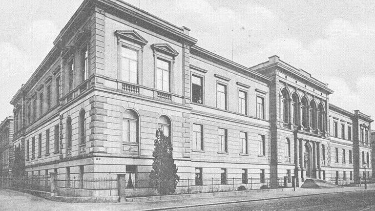 Erst das 1883 nach Koellikers Planungen und ausschließlich für die Anatomie errichtete Gebäude in der heutigen Koellikerstraße nahe dem Juliusspital bot ausreichend Raum für wachsende Studentenzahlen und Forschungslabore. Erst das 1883 nach Koellikers Planungen und ausschließlich für die Anatomie errichtete Gebäude in der heutigen Koellikerstraße nahe dem Juliusspital bot ausreichend Raum für wachsende Studentenzahlen und Forschungslabore.