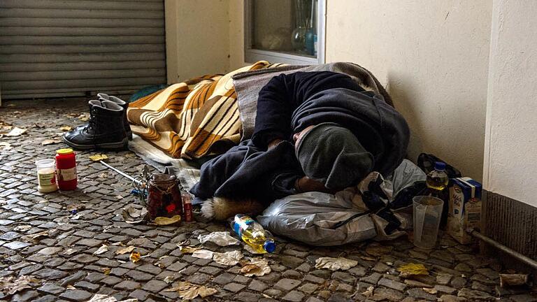 Das Bild ist aus Berlin, es hätte aber in jeder anderen Stadt geschossen werden können. In Bad Kissingen häufen sich gerade Todesfälle in der Obdachlosen-Szene. Paul Zirken - Das Bild ist aus Berlin, es hätte aber in jeder anderen Stadt geschossen werden können. In Bad Kissingen häufen sich gerade Todesfälle in der Obdachlosen-Szene. Paul Zirken Das Bild ist aus Berlin, es hätte aber in jeder anderen Stadt geschossen werden können. In Bad Kissingen häufen sich gerade Todesfälle in der Obdachlosen-Szene. Paul Zirken - Das Bild ist aus Berlin, es hätte aber in jeder anderen Stadt geschossen werden können. In Bad Kissingen häufen sich gerade Todesfälle in der Obdachlosen-Szene. Paul Zirken