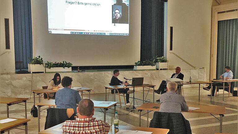 Nach Händewaschen und Desinfektion gilt auch für die Bad Bockleter Gemeinderäte die Abstandsregelung Foto: Thomas Beck       -  Nach Händewaschen und Desinfektion gilt auch für die Bad Bockleter Gemeinderäte die Abstandsregelung Foto: Thomas Beck