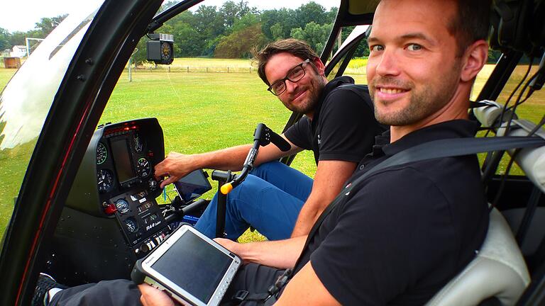 Die Piloten Benjamin Lenhart (vorne) und Christian Zahn sind für die Kontrollflüge über der Megal-Gasleitung im Landkreis Kitzingen verantwortlich.