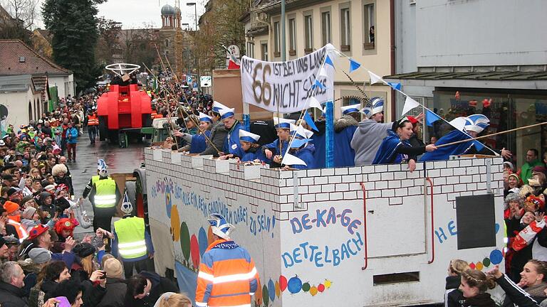 Die Dettelbacher Karnevalsgesellschaft mit ihrem Festwagen bei einem Landkreisfaschingsumzug in Kitzingen. Jetzt nehmen die Dettelbacher die Rolle des nächsten Gastgebers ein und ermöglichen am 13. Februar kommenden Jahres das Comeback des Landkreisfaschingsumzugs.