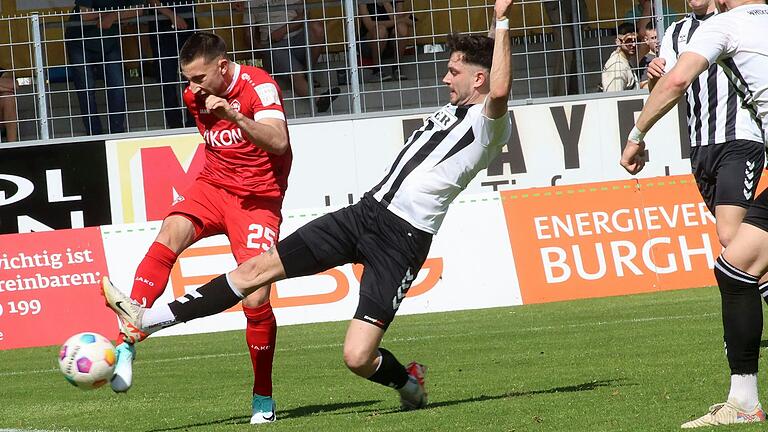 Das Tor zum zwölften Auswärtssieg: Dominik Meisel trifft zum 1:0 für die Würzburger Kickers in Burghausen.