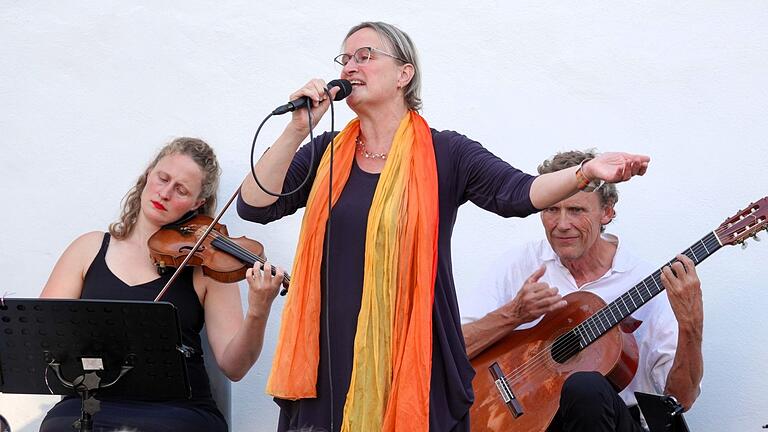 'Unter die Haut gehend' (so ein Besucher) sang Claudia von der Goltz in dem berühmten Klezmer-Lied 'Papirosn' von dem Waisenjungen, der im kalten Winter verzweifelt versucht, Zigaretten zu verkaufen, um irgendwie zu überleben (links ihre Tochter Laura und rechts ihr Mann Bernhard). 'Unter die Haut gehend' (so ein Besucher) sang Claudia von der Goltz in dem berühmten Klezmer-Lied 'Papirosn' von dem Waisenjungen, der im kalten Winter verzweifelt versucht, Zigaretten zu verkaufen, um irgendwie zu überleben (links ihre Tochter Laura und rechts ihr Mann Bernhard).