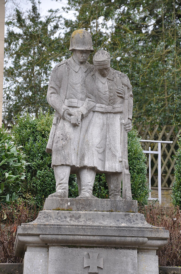 Ein gestützter verwundeter wird von einem Kameraden auf dem Kriegerdenkmal in Obbach begleitet. Ein gestützter verwundeter wird von einem Kameraden auf dem Kriegerdenkmal in Obbach begleitet.