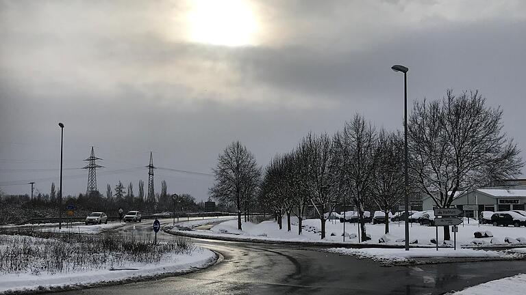 Schnee sorgte im Landkreis Haßberge für Chaos auf den Straßen: Eine Vielzahl an Unfällen beschäftigte die Polizistinnen und Polizisten aus Haßfurt und Ebern.