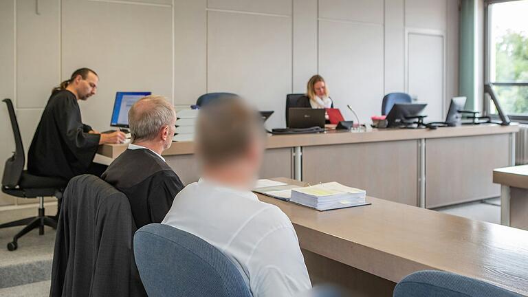 Vor dem Amtsgericht Kitzingen musste sich ein Taxifahrer verantworten, weil bei einem Unfall ein Fahrgast ums Leben kam.