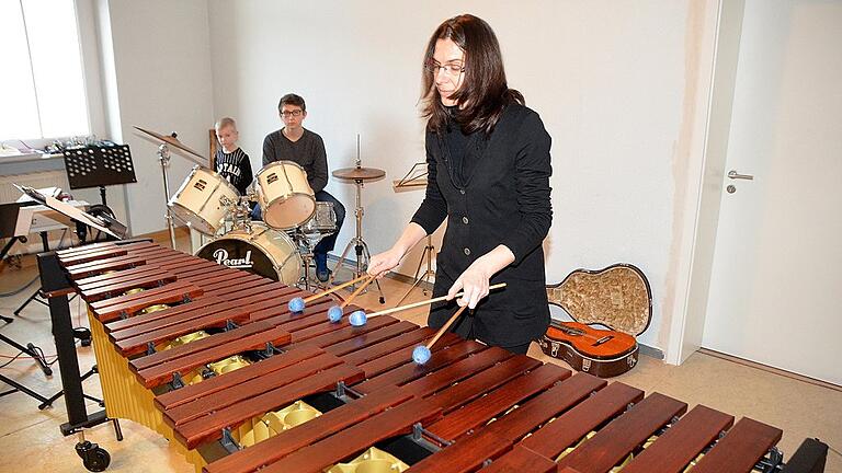 Evgenia Kavaldzhieva, Schmitts langjährige Duo-Partnerin, an der Marimba.