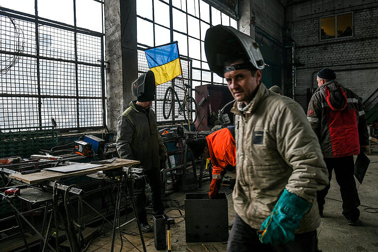 Menschen arbeiten auf dem Gelände des Verteidigungszentrums in Saporischschja, einer Großstadt in der Südostukraine, und bereiten sich auf den Angriff der russischen Armee vor. Menschen arbeiten auf dem Gelände des Verteidigungszentrums in Saporischschja, einer Großstadt in der Südostukraine, und bereiten sich auf den Angriff der russischen Armee vor.