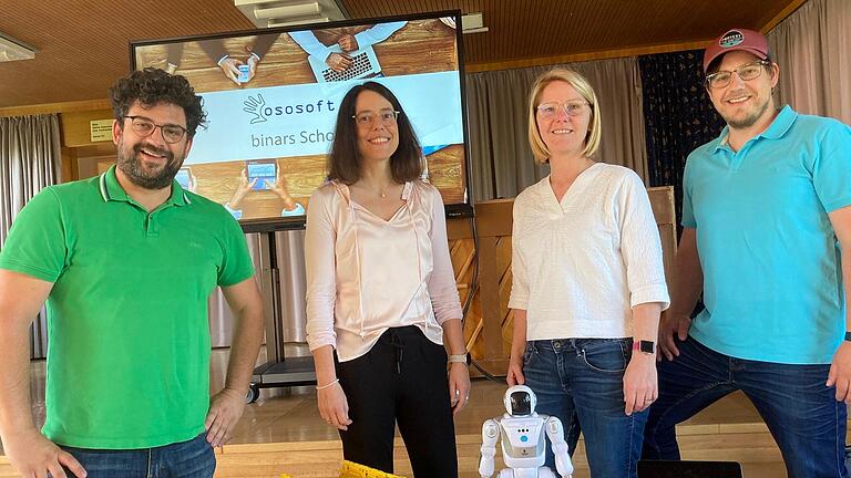 Das Foto zeigt (von links): Mathias Rudolph (Förderverein), Carolin Kaufmann (stellvertretende Schulleiterin), Nicole Gerhard (Förderverein), Daniel Rösch (Geschäftsführer Ososof).