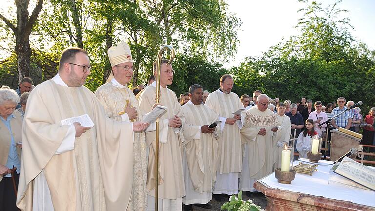 Beim ersten Pontifikalgottesdienst des neuen Weihbischofs (von links): Pfarrer Kai Söder,&nbsp; Weihbischof Paul Reder, Pfarrer Eugen Daigeler, Kaplan Stephen Kulandai, Pfarrer Andreas Heck und Pfarrer i.R. Wilhelm Schmitt.