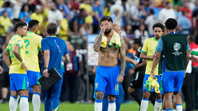 Copa América: Uruguay - Brasilien       -  Trauer bei den brasilianischen Spielern: Douglas Luiz hält sich die Hand vor das Gesicht.