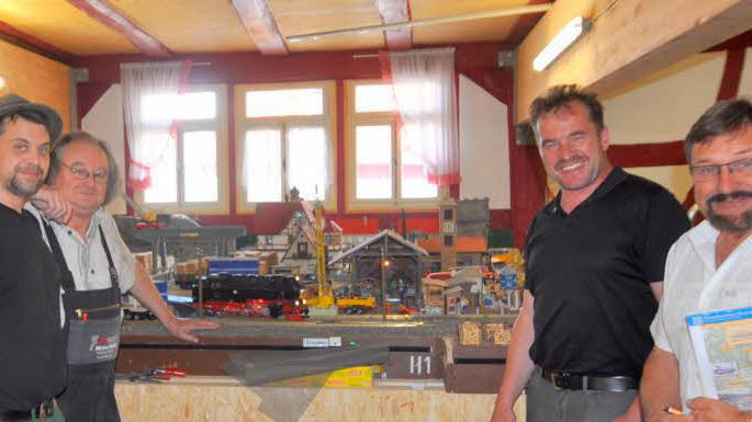 Edgar Thomas und Jürgen Bereiter (1. und 2. von rechts) freuen sich darüber, dass Manfred und Markus Hofmann ihre Modelleisenbahn-Anlage den Fläär-Besuchern zeigen. Fotos: Arthur Stollberger - Edgar Thomas und Jürgen Bereiter (1. und 2. von rechts) freuen sich darüber, dass Manfred und Markus Hofmann ihre Modelleisenbahn-Anlage den Fläär-Besuchern zeigen. Fotos: Arthur Stollberger Edgar Thomas und Jürgen Bereiter (1. und 2. von rechts) freuen sich darüber, dass Manfred und Markus Hofmann ihre Modelleisenbahn-Anlage den Fläär-Besuchern zeigen. Fotos: Arthur Stollberger - Edgar Thomas und Jürgen Bereiter (1. und 2. von rechts) freuen sich darüber, dass Manfred und Markus Hofmann ihre Modelleisenbahn-Anlage den Fläär-Besuchern zeigen. Fotos: Arthur Stollberger