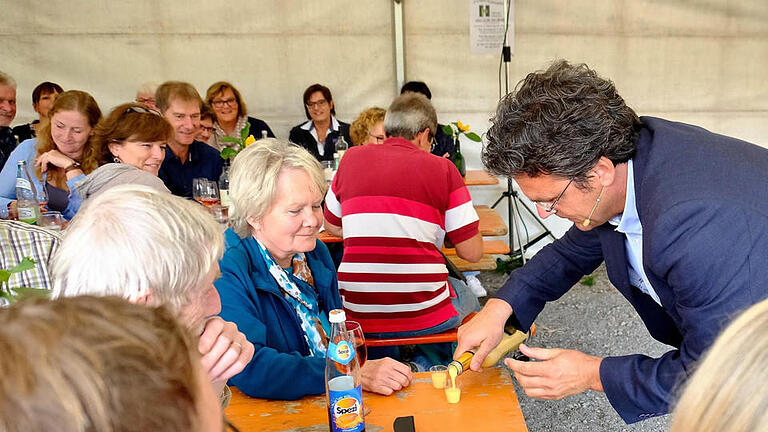 Kabarettist Martin Guth hatte eine fiktive Tante und Onkel im Zelt entdeckt und dort die Eierlikörparty eröffnet. Foto: Gerd Schaar       -  Kabarettist Martin Guth hatte eine fiktive Tante und Onkel im Zelt entdeckt und dort die Eierlikörparty eröffnet. Foto: Gerd Schaar