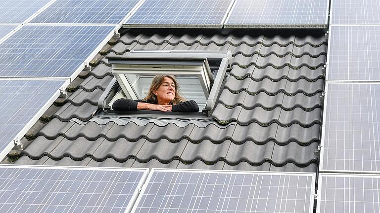 Gerti Holl versucht überwiegend dann Strom zu nutzen, wenn die Sonne scheint oder der Wind weht.