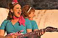 In dem Stück 'Beatles an Bord' rockten Jeanette (Judith Djacic, links) und Raclette (Isabell Lang) 2021 die Luftgitarren.