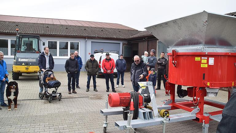 Auf großes Interesse stieß die neue Sandsackfüllanlage der Gemeinde Schwarzach, die im Notfall am Sportplatz aufgestellt werden soll. Auf großes Interesse stieß die neue Sandsackfüllanlage der Gemeinde Schwarzach, die im Notfall am Sportplatz aufgestellt werden soll.