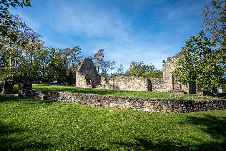 Idyllisch auf einer Lichtung gelegen lädt die eindrucksvolle Ruine der Michelskapelle
zum Verweilen und Entdecken ein.&nbsp;