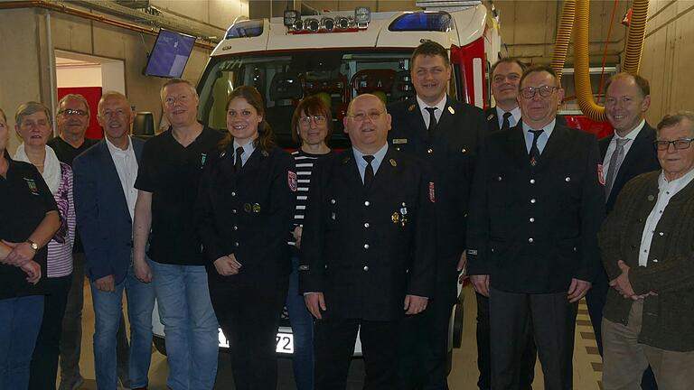 Die Geehrten und ihre Laudatoren bei der Feuerwehr Hoheim.