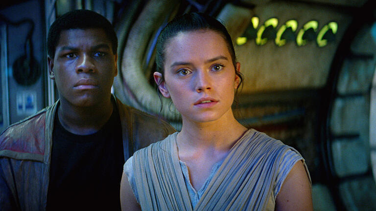Kinostart: &bdquo;Star Wars: Das Erwachen der Macht&ldquo;       -  Neue Gesichter im &bdquo;Star Wars&ldquo;-Universum: Daisy Ridley als Rey (rechts) und John Boyega als Finn.