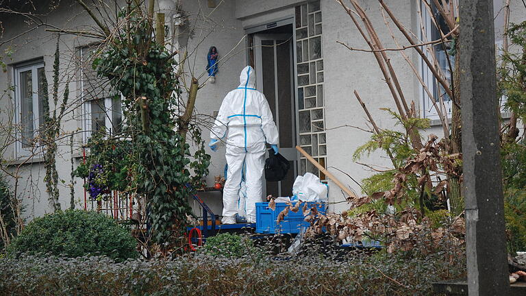 Sohn wegen Mordes an Mutter vor Gericht       -  Das Haus in Fröhstockheim (Lkr. Würzburg), in dem die Bluttat geschah. Ab Dienstag muss sich der 30 Jahre alte Sohn des Opfers vor dem Würzburger Landgericht verantworten.