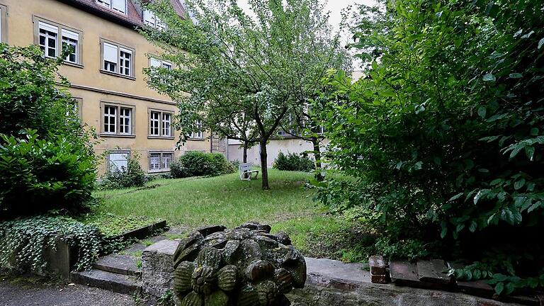 In der stark zugebauten Innenstadt ist solch ein Anblick selten: Die Bewohner am Peterplatz haben hinter der Volkshochschule ein kleines und ruhiges Gärtchen.