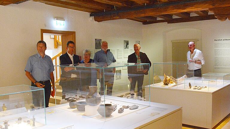 Bürgermeister Thomas Helbling (links) konnte im Museum Schranne in Bad Königshofen mit Peter Suckfüll, Klara May, Friedrich Spatz und Landrat Thomas Habermann Kreistagsmitglieder begrüßen. Er hatte bei einer Sitzung des Kreistags zu dieser Besichtigung eingeladen. Museumsleiter Andreas Rottmann (rechts) führte die Gäste durch die Ausstellung