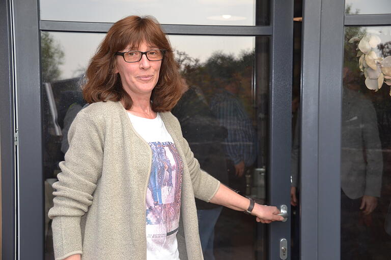 Heike Seufert öffnet die Tür zu ihrer Hütte, in der sie die Gäste unterbringt, die ihren Hof in Steinfeld besuchen. Heike Seufert öffnet die Tür zu ihrer Hütte, in der sie die Gäste unterbringt, die ihren Hof in Steinfeld besuchen.