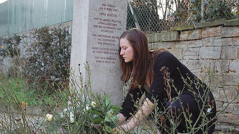 Die &bdquo;Initiative gegen das Vergessen&ldquo; hält in Schweinfurt die Erinnerung an die Opfer des Nationalsozialismus wach: Eine Schülerin am Gedenkort für die ermordete Zwangsarbeiterin Zofia Malczyk.