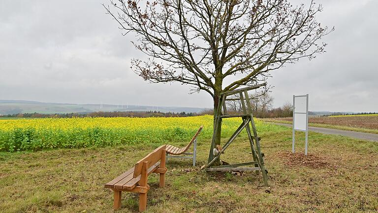 Mitten im Feld liegt der Ort des Glücks am Häusemer Berg. Von dort hat man einen wunderbaren Blick auf das untere Taubertal bis in den Spessart hinein und bei guter Sicht sogar in die Rhön.