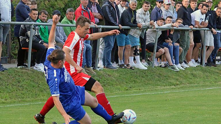 Für dieses Foulspiel an Eßlebens Stürmer Dominik Seufert sah Lukas Englert (blau) vom FV Rannungen/Pfändhausen/Holzhausen in der 70. Minute die Ampelkarte. Für dieses Foulspiel an Eßlebens Stürmer Dominik Seufert sah Lukas Englert (blau) vom FV Rannungen/Pfändhausen/Holzhausen in der 70. Minute die Ampelkarte.