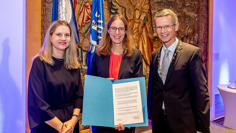 Die Wirtschaftswissenschaftlerin, Prof. Dr. Nicola Fuchs-Schündeln hat den mit 10.000 Euro dotierten Carus-Preis der Stadt Schweinfurt bekommen. Im Bild (von links) Franziska Hörnig, Generalsekretärin der Nationalen Akademie der Wissenschaften Leopoldina, Nicola Fuchs-Schündeln und Oberbürgermeister Sebastian Remelé.