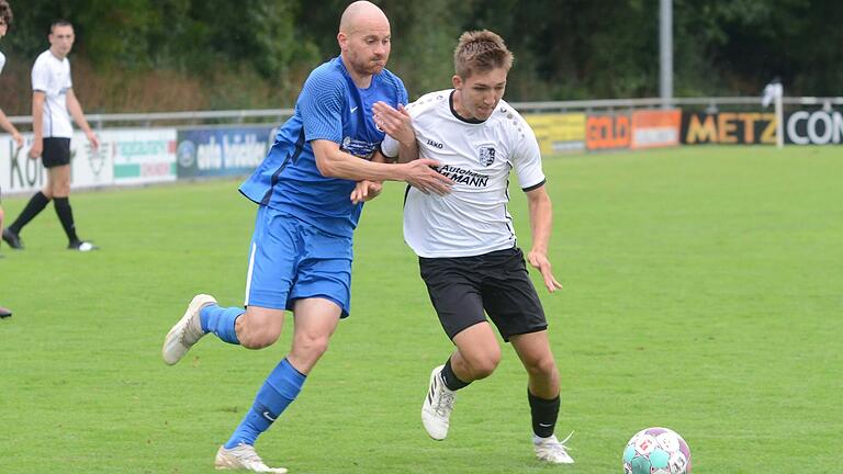 Auch von Spielertrainer Markus Teubert vom FSV Esselbach-Steinmark war er nicht zu bremsen: Marvin Kaiser (rechts) steuerte drei Treffer zum 7:2-Heimsieg des TSV Karlburg II bei.