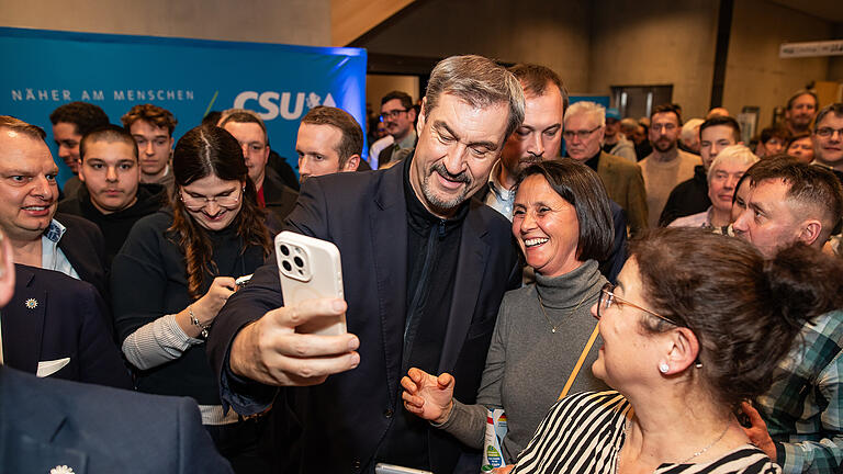 Rund 850 Menschen besuchen den CSU-Bezirksempfang mit Ministerpräsident Dr. Markus Söder in der Stadthalle in Bad Neustadt.