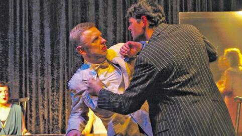 Pirandello-Stück: Italienisches Theater eine Woche lang im Chambinzky - (aj) Während einer Theaterprobe platzen sechs Personen herein, eine Familie: Vater, Mutter, Stieftochter, Sohn, ein kleines Mädchen und ein kleiner Junge. Diese verlangen vom Regisseur, sie aufzuführen. Sie erklären, dass sie fiktive Bühnenfiguren seien und ihr Schriftsteller sie auf Halde gelegt habe. Nun seien sie Teil einer halbfertigen Geschichte – ihrer Geschichte, deren Ende sie nicht kennen. Sie wollen aber ihr Stück auf der Bühne sehen, wollen „leben“. Der Regisseur wird die Störenfriede nicht mehr los und entwickelt die Idee, das Familiendrama in Form von Enthüllungen, Geständnissen und furiosem Streit auf die Bühne zu bringen – aber selbstverständlich mit seinen Schauspielern! Der italienische Literaturnobelpreisträger (1934) Luigi Pirandello demaskiert mit seinem Stück „Sechs Personen suchen einen Autor“ sowohl den Schein des Theaters als auch das Leben selbst, als ein Spiel mit Rollen eben. Zum wiederholten Mal nimmt sich das Würzburger teatro in cerca eines Pirandello-Stücks an – diesmal vielleicht seines berühmtesten, einflussreichsten, revolutionärsten. Regisseurin Lilia Petrichev bringt einen enormen Erfahrungsschatz in ihre erste Inszenierung mit dem teatro in cerca ein. Für die Aufführungen auf Italienisch im Theater Chambinzky gibt es wie immer ein Begleitheft auf Deutsch (mit Inhaltsbeschreibung Szene für Szene sowie Vokabelangaben). So kommen auch jene Zuschauer auf ihre Kosten, die noch nicht so gut Italienisch können. Termine: 20., 21., 22., 23., 26. und 27. Februar jeweils 20 Uhr, Sonntag 19 Uhr. Karten unter (0931) 5 12 12 oder übers Internet: www.chambinzky.com . Weitere Infos sowie Programmheft zum Herunterladen im Internet: www.teatro-in-cerca.com Pirandello-Stück: Italienisches Theater eine Woche lang im Chambinzky - (aj) Während einer Theaterprobe platzen sechs Personen herein, eine Familie: Vater, Mutter, Stieftochter, Sohn, ein kleines Mädchen und ein kleiner Junge. Diese verlangen vom Regisseur, sie aufzuführen. Sie erklären, dass sie fiktive Bühnenfiguren seien und ihr Schriftsteller sie auf Halde gelegt habe. Nun seien sie Teil einer halbfertigen Geschichte – ihrer Geschichte, deren Ende sie nicht kennen. Sie wollen aber ihr Stück auf der Bühne sehen, wollen „leben“. Der Regisseur wird die Störenfriede nicht mehr los und entwickelt die Idee, das Familiendrama in Form von Enthüllungen, Geständnissen und furiosem Streit auf die Bühne zu bringen – aber selbstverständlich mit seinen Schauspielern! Der italienische Literaturnobelpreisträger (1934) Luigi Pirandello demaskiert mit seinem Stück „Sechs Personen suchen einen Autor“ sowohl den Schein des Theaters als auch das Leben selbst, als ein Spiel mit Rollen eben. Zum wiederholten Mal nimmt sich das Würzburger teatro in cerca eines Pirandello-Stücks an – diesmal vielleicht seines berühmtesten, einflussreichsten, revolutionärsten. Regisseurin Lilia Petrichev bringt einen enormen Erfahrungsschatz in ihre erste Inszenierung mit dem teatro in cerca ein. Für die Aufführungen auf Italienisch im Theater Chambinzky gibt es wie immer ein Begleitheft auf Deutsch (mit Inhaltsbeschreibung Szene für Szene sowie Vokabelangaben). So kommen auch jene Zuschauer auf ihre Kosten, die noch nicht so gut Italienisch können. Termine: 20., 21., 22., 23., 26. und 27. Februar jeweils 20 Uhr, Sonntag 19 Uhr. Karten unter (0931) 5 12 12 oder übers Internet: www.chambinzky.com . Weitere Infos sowie Programmheft zum Herunterladen im Internet: www.teatro-in-cerca.com