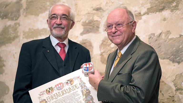 Verleihung des Frankenwürfels 2015: Johann Böhm (rechts) - Der mit dem Frankenwürfel 2015 ausgezeichnete ehemalige Präsident des bayerischen Landtages, Johann Böhm (CSU - rechts), hält am 11.11.2015 in Thurnau (Bayern) neben dem Regierungspräsidenten von Unterfranken, Paul Beinhofer, die Ehrenurkunde in den Händen. Verleihung des Frankenwürfels 2015: Johann Böhm (rechts) - Der mit dem Frankenwürfel 2015 ausgezeichnete ehemalige Präsident des bayerischen Landtages, Johann Böhm (CSU - rechts), hält am 11.11.2015 in Thurnau (Bayern) neben dem Regierungspräsidenten von Unterfranken, Paul Beinhofer, die Ehrenurkunde in den Händen.