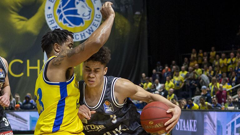 Joshua Obiesie (mit Trevor Releford) in der Bundesligapartie der Baskets in Braunschweig.