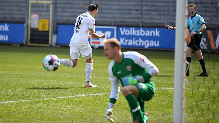 Die Entscheidung per Handelfmeter: Kickers-Keeper Hendrik Bonmann (vorne) ist geschlagen, Sandhausens Torschütze Kevin Behrens dreht zum Jubeln ab.