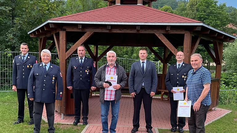 Ein Erinnerungsfoto von den Ehrungen: Vorsitzender Markus Ullrich, Ehrenmitglied Erwin Baum,  2. Kommandant Torsten Hereth,  Robert Ziegler (55 Jahre Mitglied) , Bürgermeister Matthias Hauke,  Oliver Lamp (40 Jahre) und Reinhold Weitzel (55  Jahre, von links).       -  Ein Erinnerungsfoto von den Ehrungen: Vorsitzender Markus Ullrich, Ehrenmitglied Erwin Baum,  2. Kommandant Torsten Hereth,  Robert Ziegler (55 Jahre Mitglied) , Bürgermeister Matthias Hauke,  Oliver Lamp (40 Jahre) und Reinhold Weitzel (55  Jahre, von links).