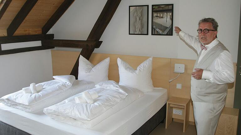 Marktstefts Bürgermeister Thomas Reichert präsentiert eines der acht Zimmer im Hotel Alter Hafen. Marktstefts Bürgermeister Thomas Reichert präsentiert eines der acht Zimmer im Hotel Alter Hafen.