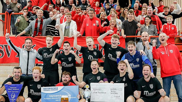 Party mit den Fans: Der TSV Rottendorf ist auch 2025 Futsal-Bezirksmeister.