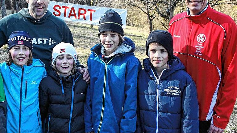 Wie die Väter, so die Söhne: Die ehemaligen Läufer Jörg Teiche (links) und Frank Scheller (rechts) freuten sich mit ihren Kindern (von links) Max und Justus Teiche sowie Florian und David Scheller über deren Erfolge bei den Kreis-Waldlaufmeisterschaften in Gambach.