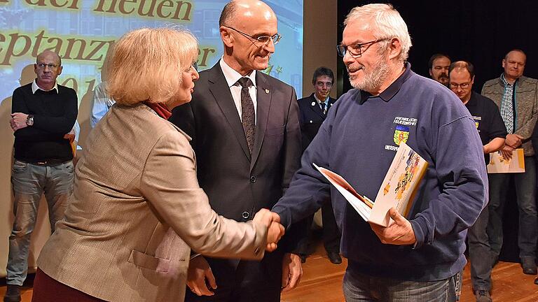 Zu den neuen Inhabern der Bayerischen Ehrenamtskarte in Gold zählt Burkhard Schmitt (rechts) von der Feuerwehr Unterpreppach, der von Landrat Wilhelm Schneider und Juliane Freund vom Staatsministerium für Arbeit und Sozialordnung, Familie und Frauen die Urkunde erhielt.