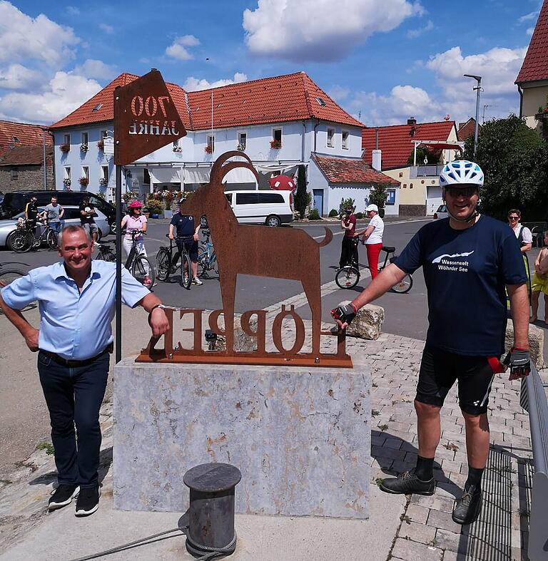 Statt im Anzug kam Ministerpräsident Markus Söder (rechts) in Radler-Dress, zeigte seine Waden beim Privatbesuch in Albertshofen und ließ sich mit Bürgermeister Horst Reuther (links) ablichten.