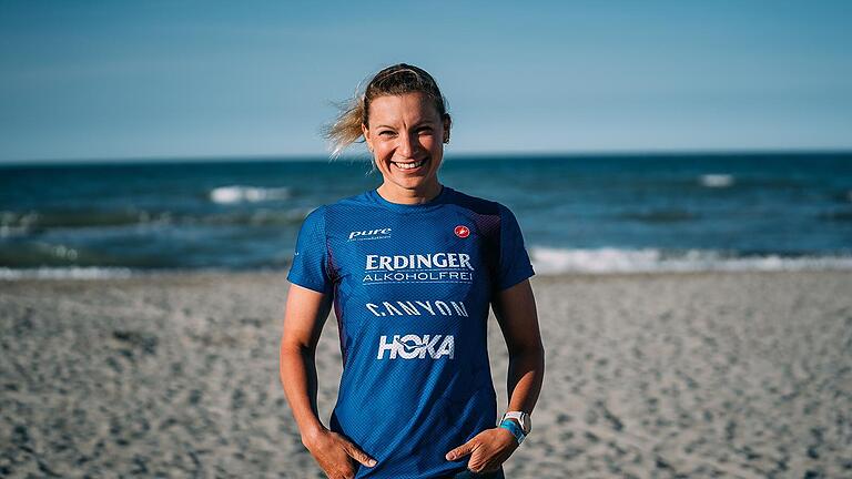 Die Würzburger Profi-Triathletin Carolin Lehrieder am Strand von Riccione.